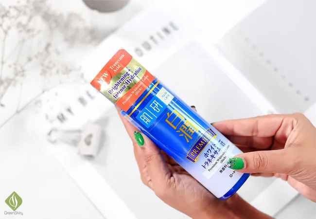 26732 applying hada labo lotion